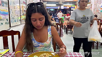 Katty, Bir Asya Kafede Mukbang'A Dalıyor, Islak Amını Sergiliyor Ve Açık Havada Külot Olmadığını Gösteriyor