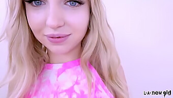 Amatérska Teenagerka S Nádhernými Blond Vlasmi Dáva Orálny Sex